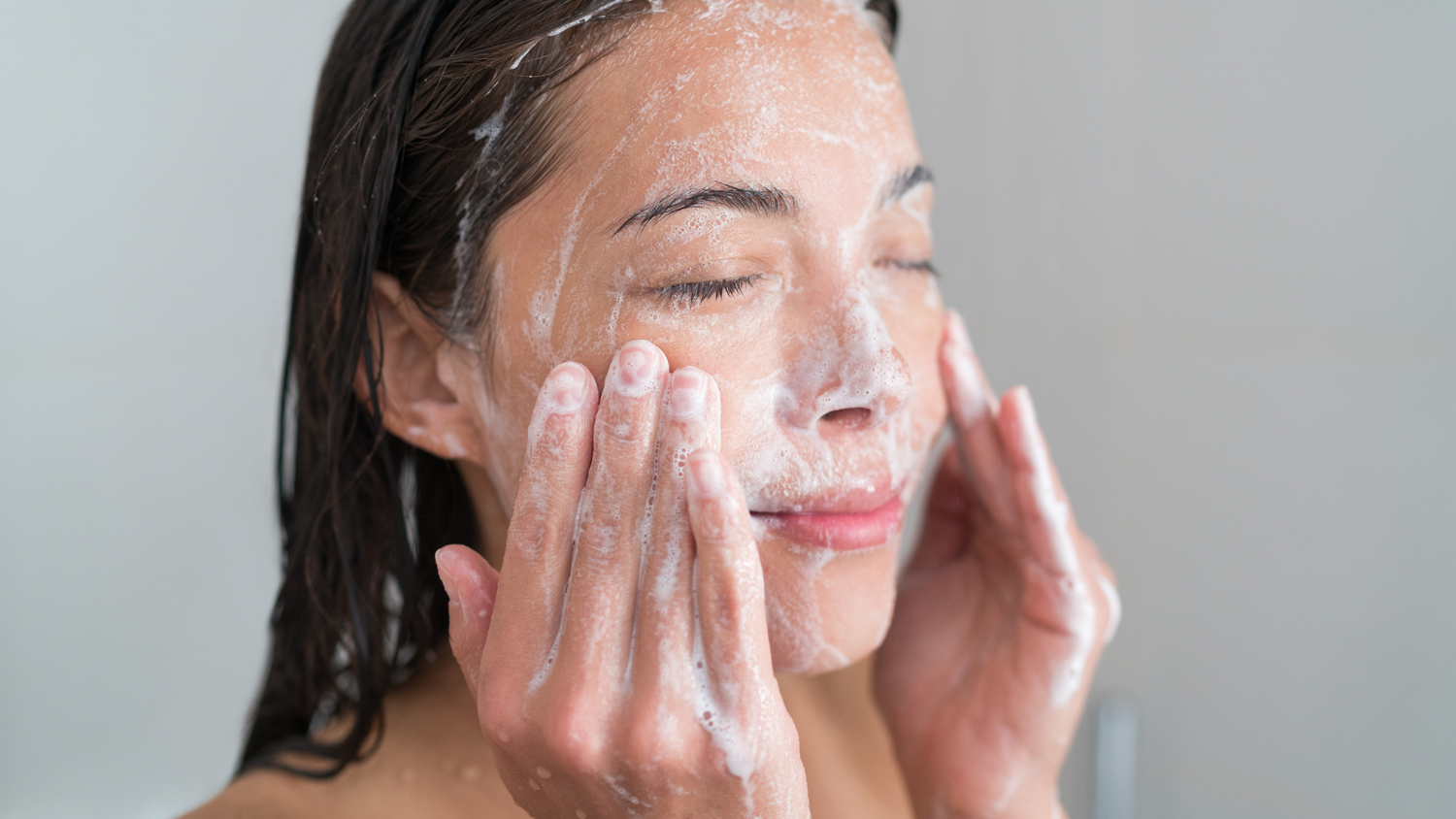 Perché esfoliare la pelle? I benefici di uno scrub naturale